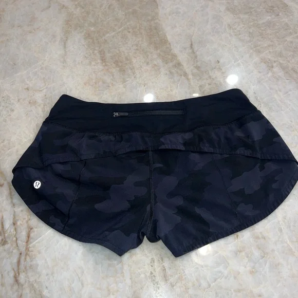 lululemon Speed Up 2.5” Black Camo Athletic Shorts Sz 6 - Picture 3 of 5